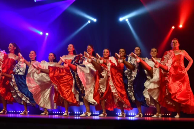 Que serait un cabaret sans son emblématique French cancan ? 🤩

#frenchcancan #cancan #danse #dance #cabaret #cabaretshow #revuespectacle #revuecabaret #nord #lille #nordpasdecalais #troupeevasion