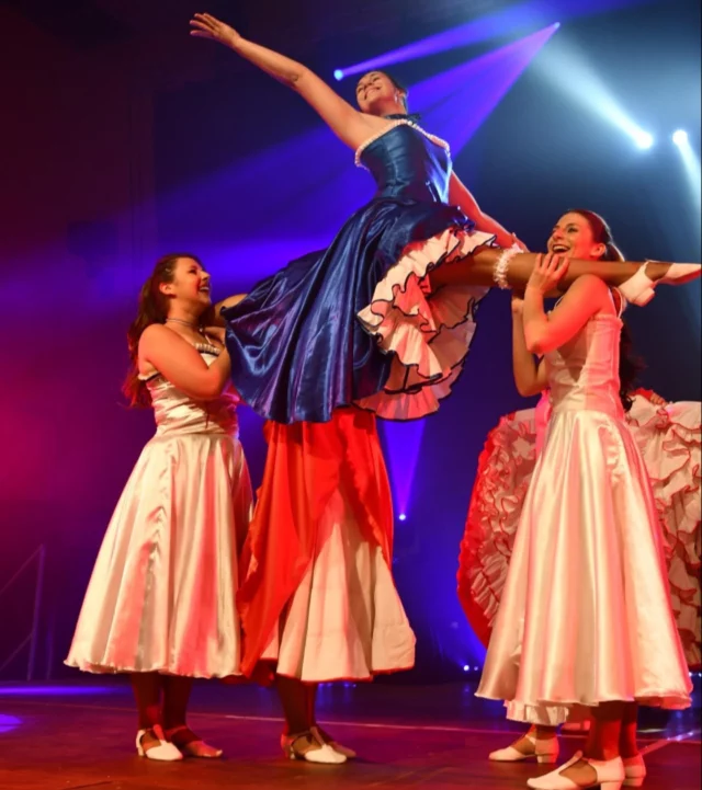 C’était en Juin dernier ! Petit extrait d’un porté acrobatique de notre numéro de French cancan 🤸

#frenchcancan #cancan #cabaret #porté #acrobatie #danse #troupeevasion #evasion #troupeevasionspectacle #show #bleublancrouge