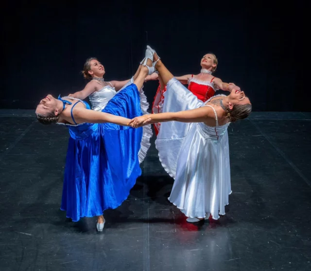 Sourires, grands écarts et acrobaties ! Voilà les secrets d’un French cancan réussi !

Bisous cathédrale